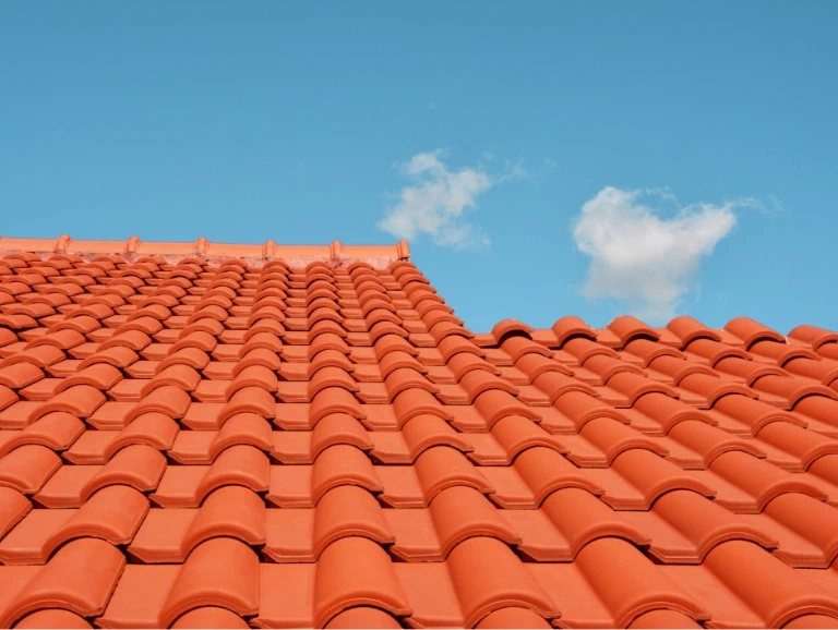 czerwone dachówki ceramiczne