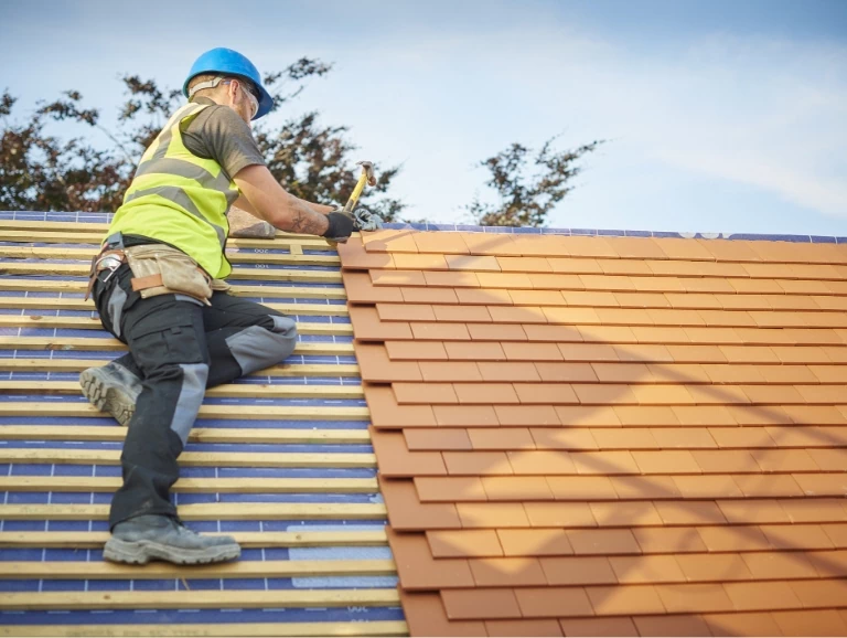 pracownik budowlany na dachu